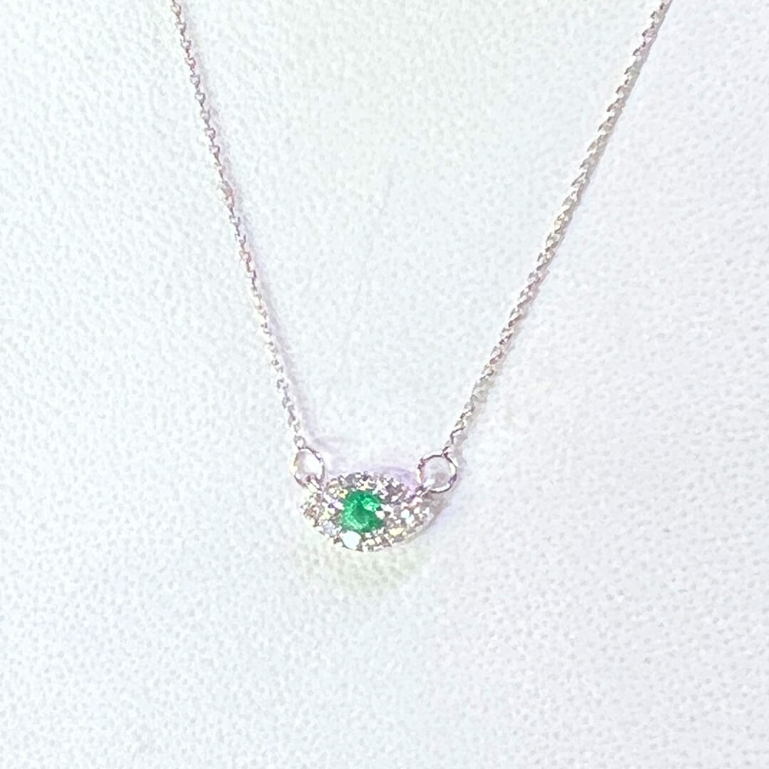 Collar con Dije de Ojito con Esmeralda Nat. 0.03qts y Diamantes Naturales 0.07qts