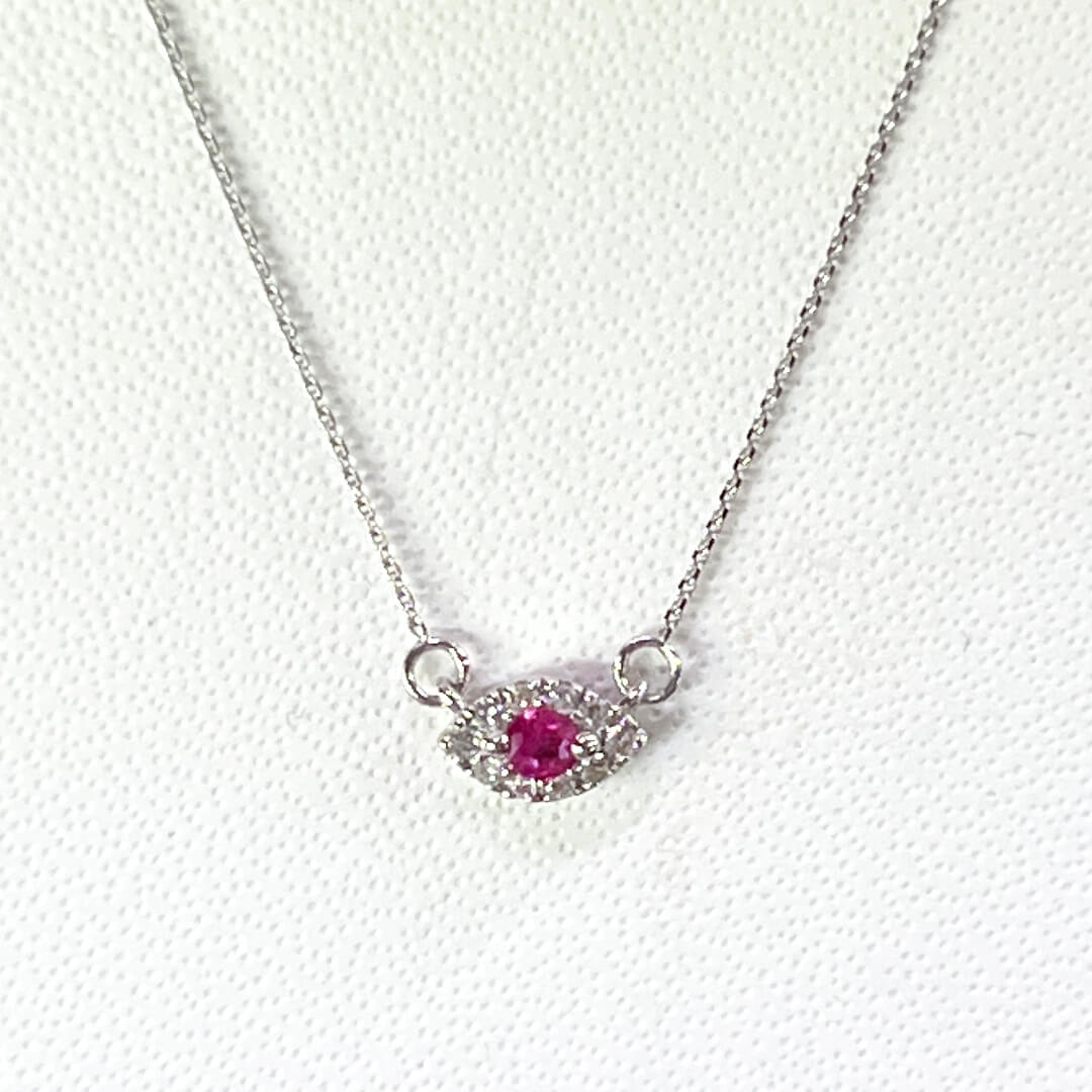 Collar con Dije de Ojito con Rubí Nat. 0.03qts y Diamantes Naturales 0.07qts