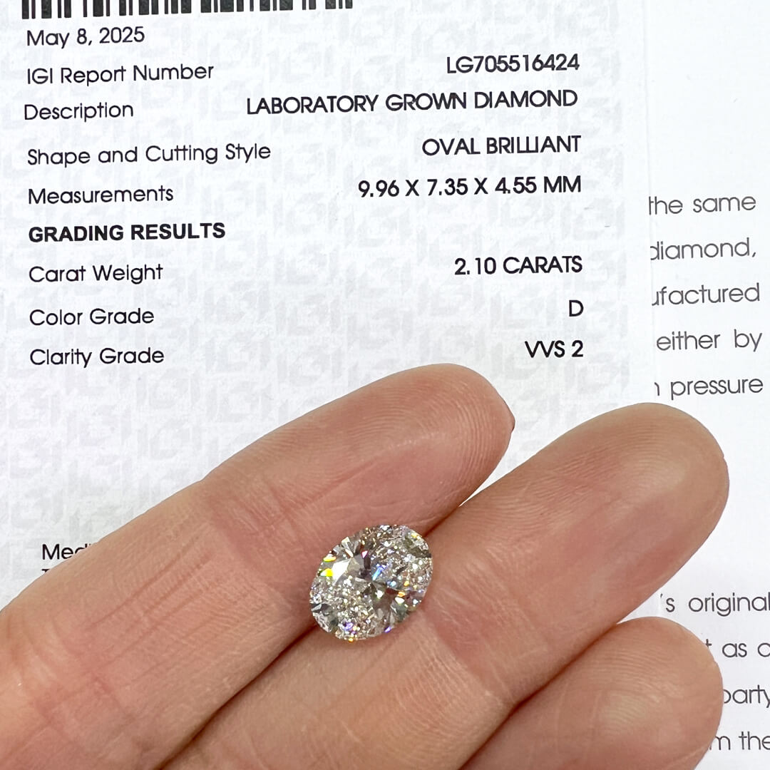 Anillo 14k con Diamante de Laboratorio Corte Oval 2.10qts y laterales