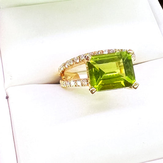 Anillo Peridoto con Corte Esmeralda y Diamantes Laterales