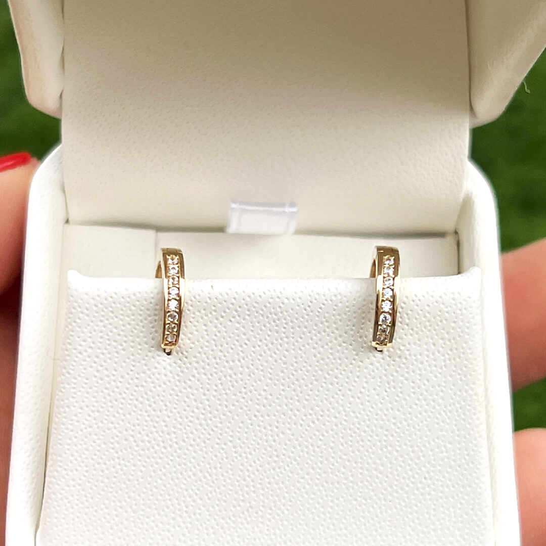 Mini Huggies con Circonias a Pave 10mm