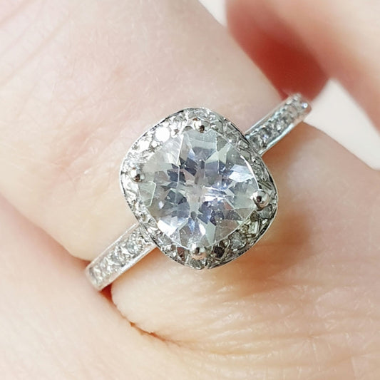 Cuarzo cushion con "Halo" de diamantes