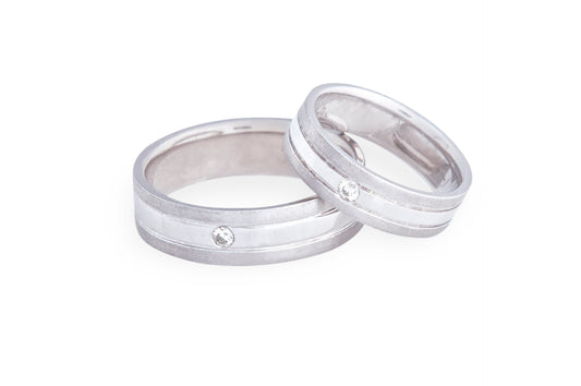 Argollas centro liso un diamante